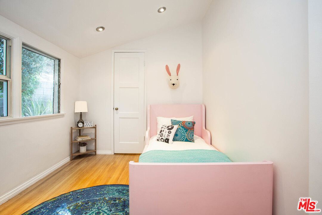 2404 Riverside Place Los Angeles, CA 90039 - Photo 19 of 25 Gallery Image 19