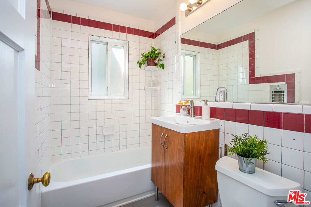 2404 Riverside Place Los Angeles, CA 90039 - Photo 20 of 25 Gallery Image 20