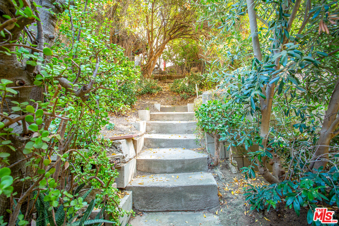 2404 Riverside Place Los Angeles, CA 90039 - Photo 23 of 25 Gallery Image 23