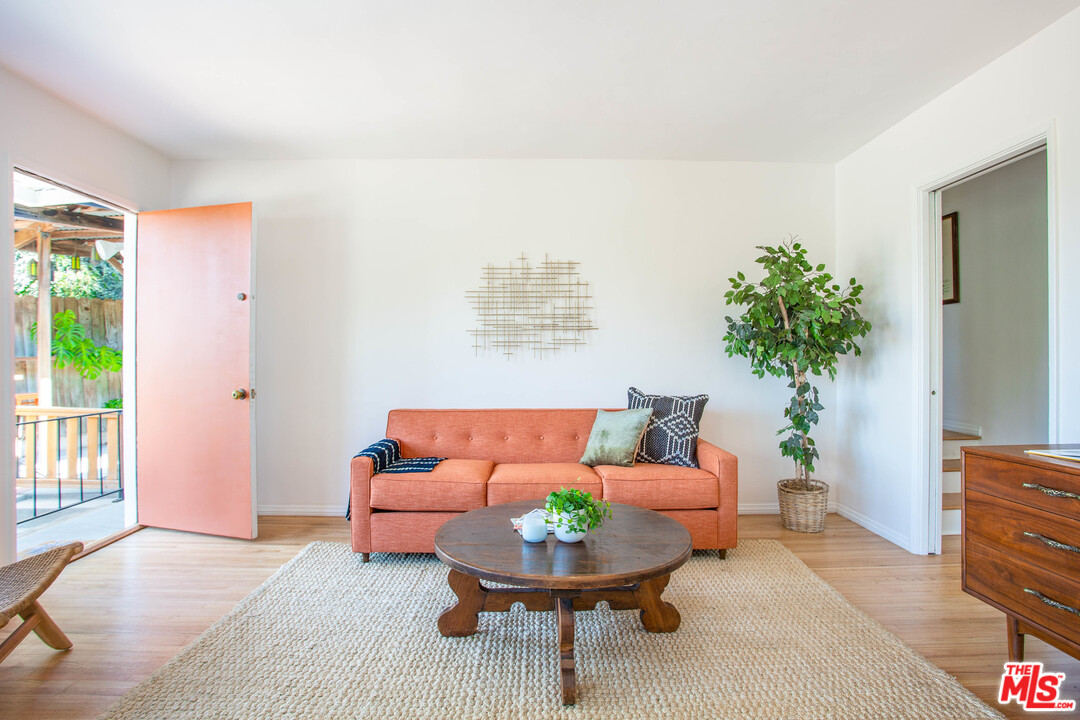 2404 Riverside Place Los Angeles, CA 90039 - Photo 8 of 25 Gallery Image 8