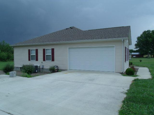 2190 Lynchburg Road Winchester, TN 37398 - Photo 3 of 17 a front view of a house with garden
