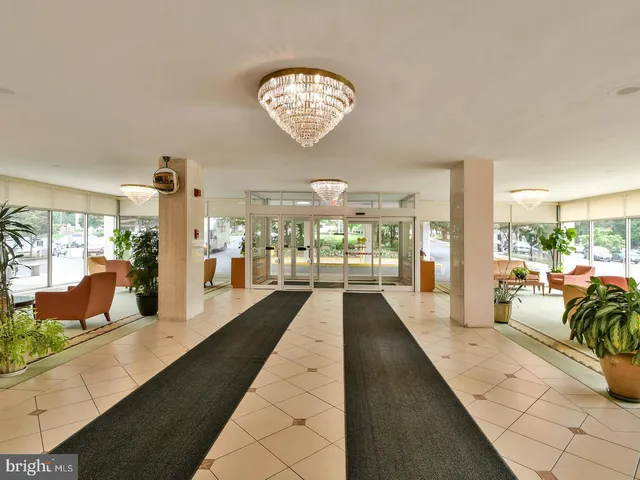 $1,900 | 10201 Grosvenor Place, Unit 1618, Rockville, MD 20852