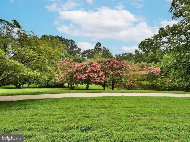 $1,900 | 10201 Grosvenor Place, Unit 1618, Rockville, MD 20852