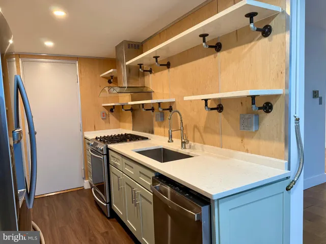 $1,900 | 10201 Grosvenor Place, Unit 1618, Rockville, MD 20852