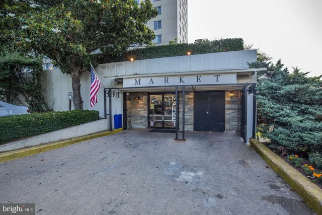 $1,900 | 10201 Grosvenor Place, Unit 1618, Rockville, MD 20852