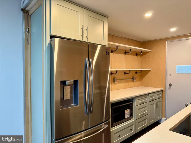 $1,900 | 10201 Grosvenor Place, Unit 1618, Rockville, MD 20852