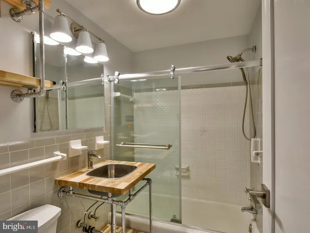 $1,900 | 10201 Grosvenor Place, Unit 1618, Rockville, MD 20852