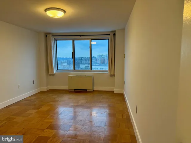 $1,900 | 10201 Grosvenor Place, Unit 1618, Rockville, MD 20852