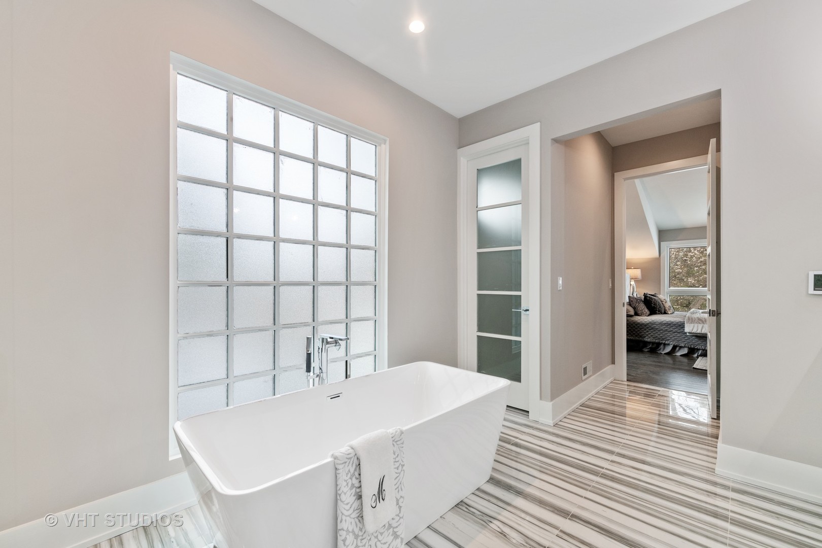 558 Willow Road Winnetka, IL 60093 - Photo 23 of 43 a bathroom with a bathtub and a sink