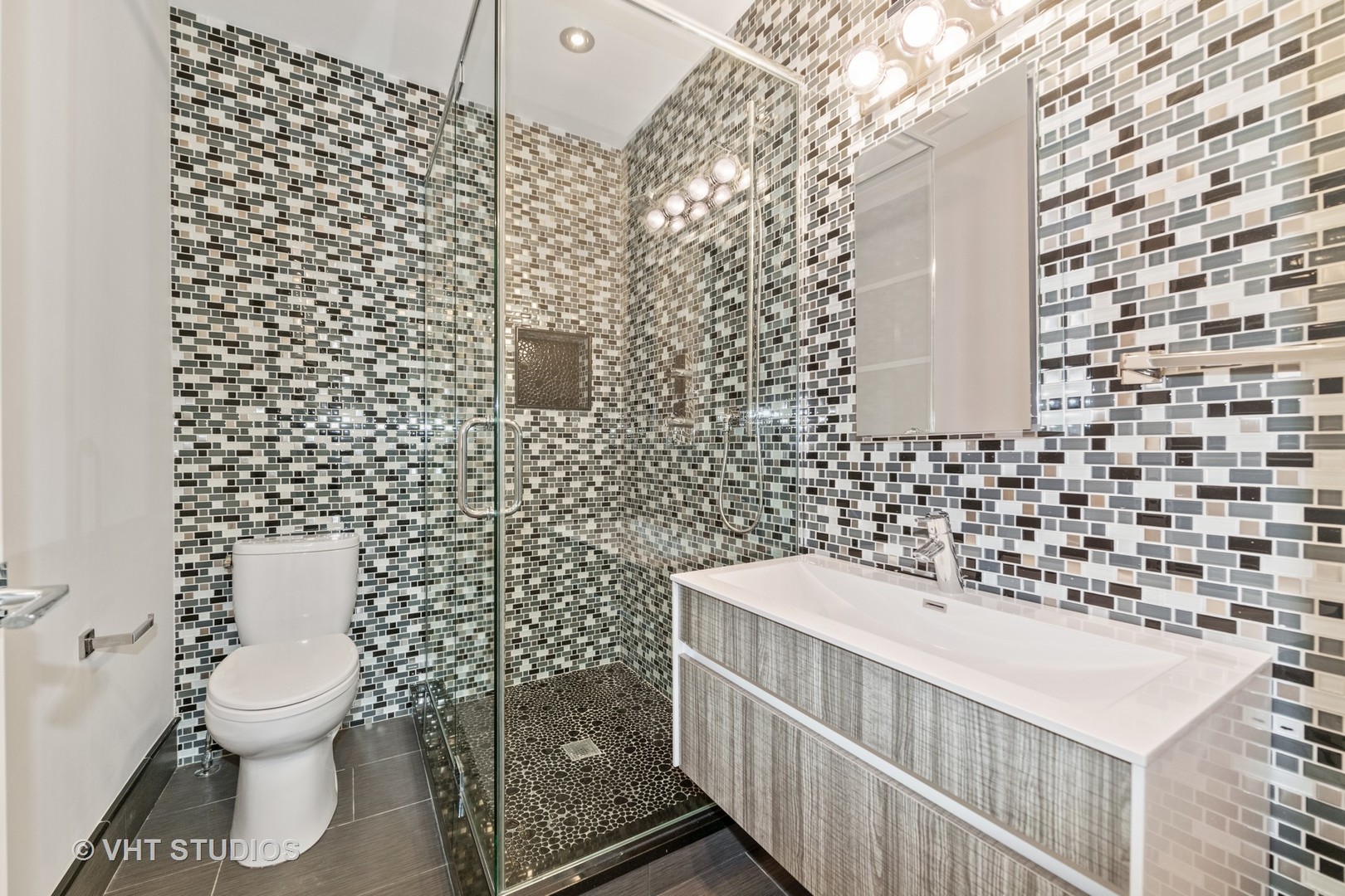 558 Willow Road Winnetka, IL 60093 - Photo 29 of 43 a bathroom with a toilet and a sink