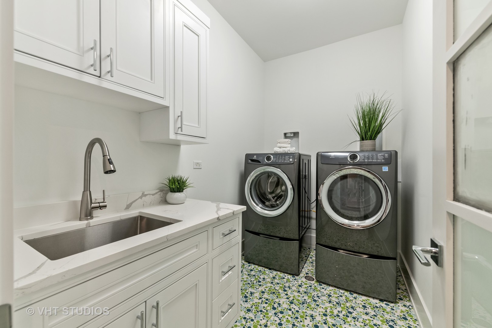 558 Willow Road Winnetka, IL 60093 - Photo 32 of 43 a utility room with sink dryer and washer