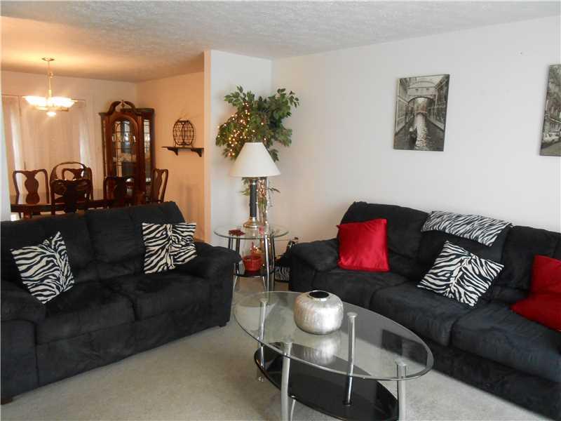 144 Shenango Road New Castle, PA 16105 - Photo 5 of 17 Living Room.