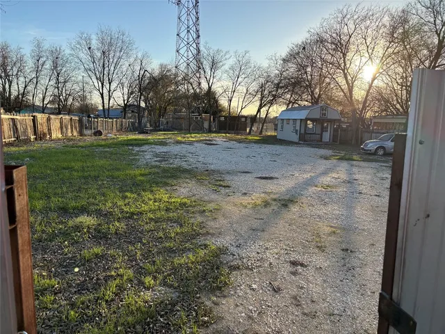 a view of a yard with a tree