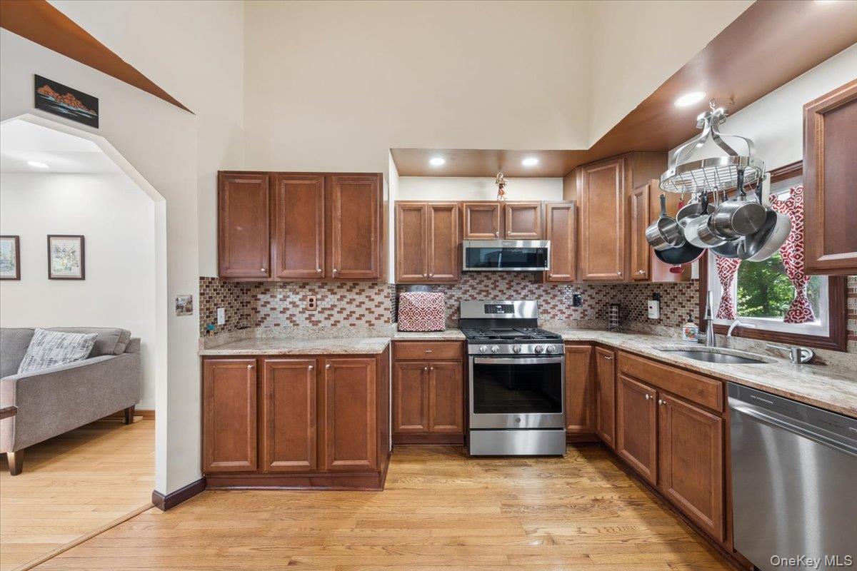 118 Hewitt Street Lake Peekskill, NY 10537 - Photo 15 of 48