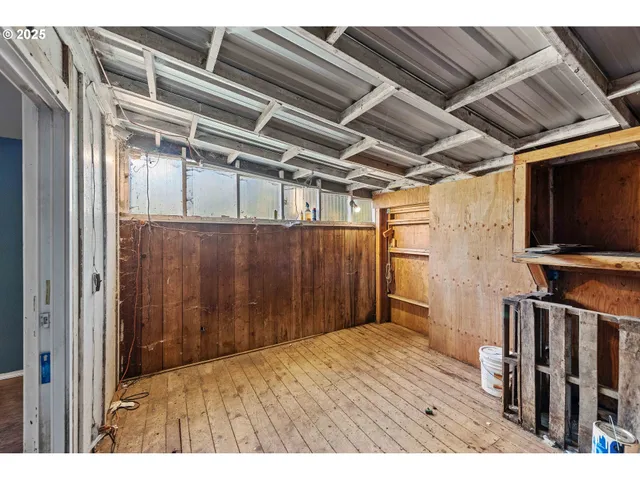 a view of a house with backyard and garden