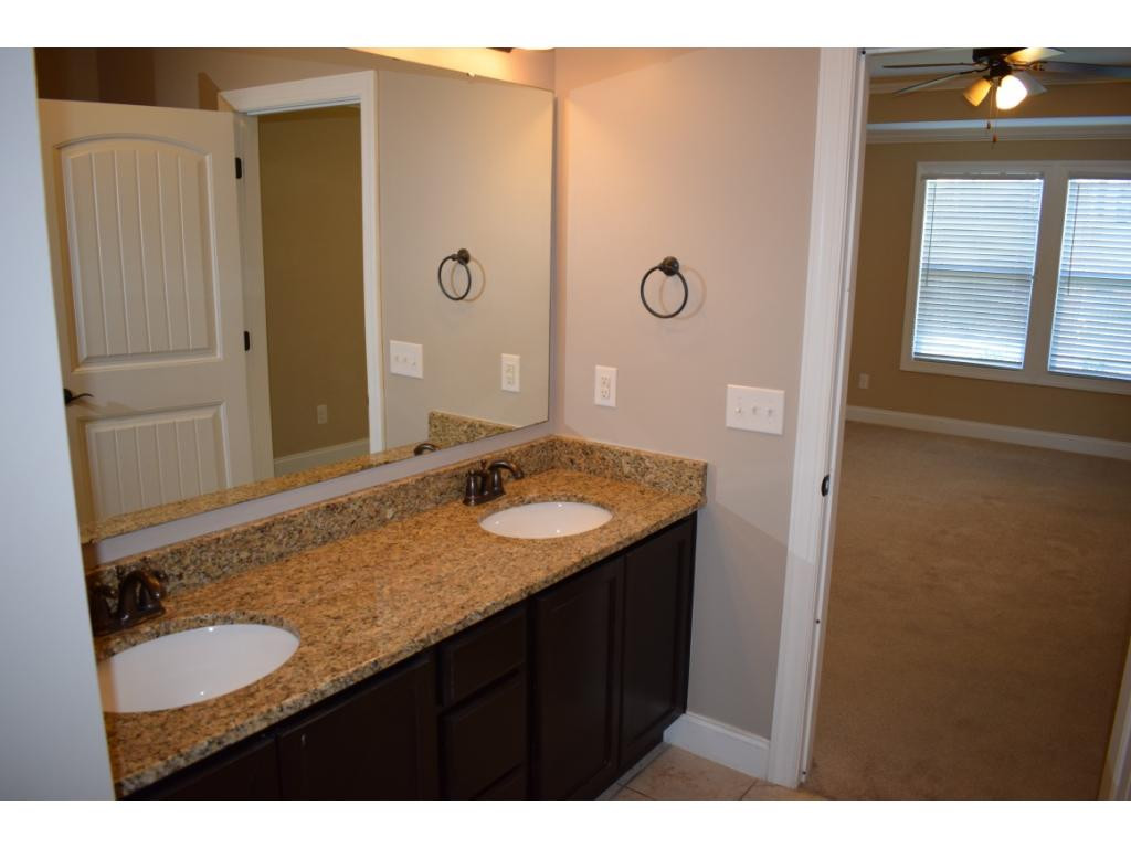 2432 Edinburgh Channel Road Kingsport, TN 37664 - Photo 15 of 34 Master Bath