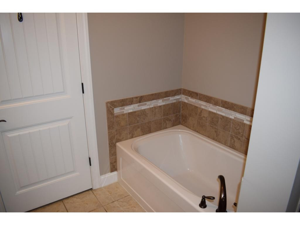 2432 Edinburgh Channel Road Kingsport, TN 37664 - Photo 16 of 34 Master Tub