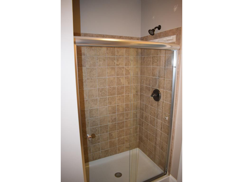 2432 Edinburgh Channel Road Kingsport, TN 37664 - Photo 17 of 34 Master Tub