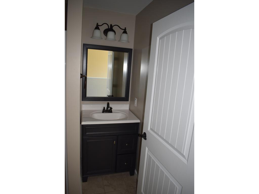 2432 Edinburgh Channel Road Kingsport, TN 37664 - Photo 23 of 34 Second Level Bath 2