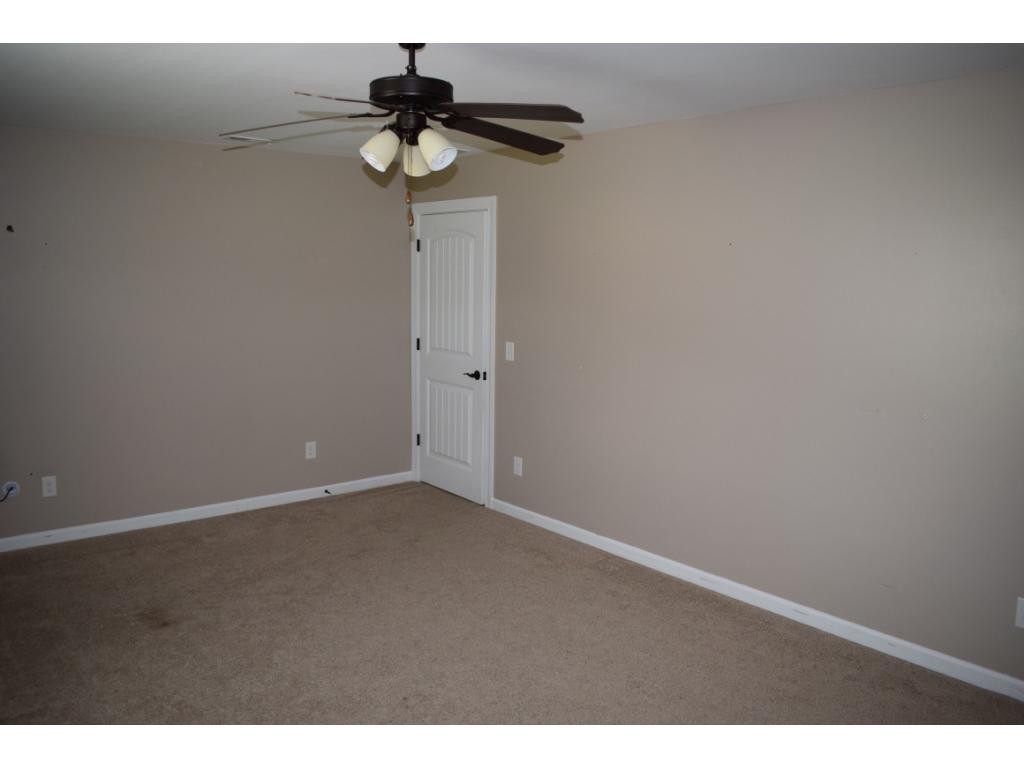 2432 Edinburgh Channel Road Kingsport, TN 37664 - Photo 28 of 34 Plenty of room in Bedroom 3