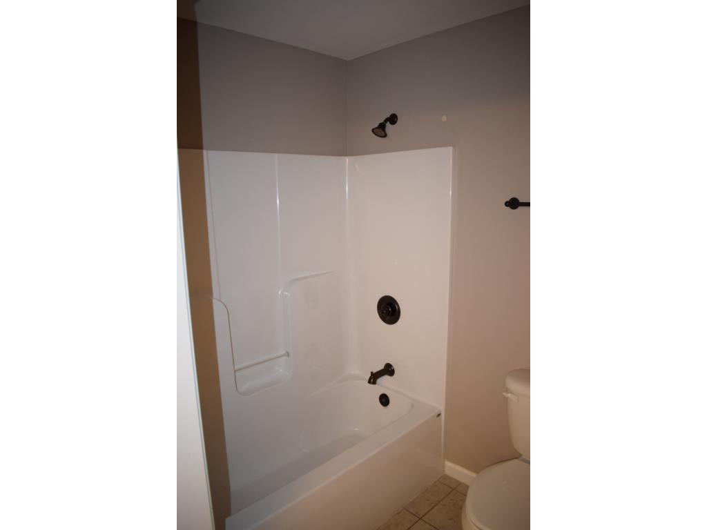 2432 Edinburgh Channel Road Kingsport, TN 37664 - Photo 30 of 34 Bathroom 3