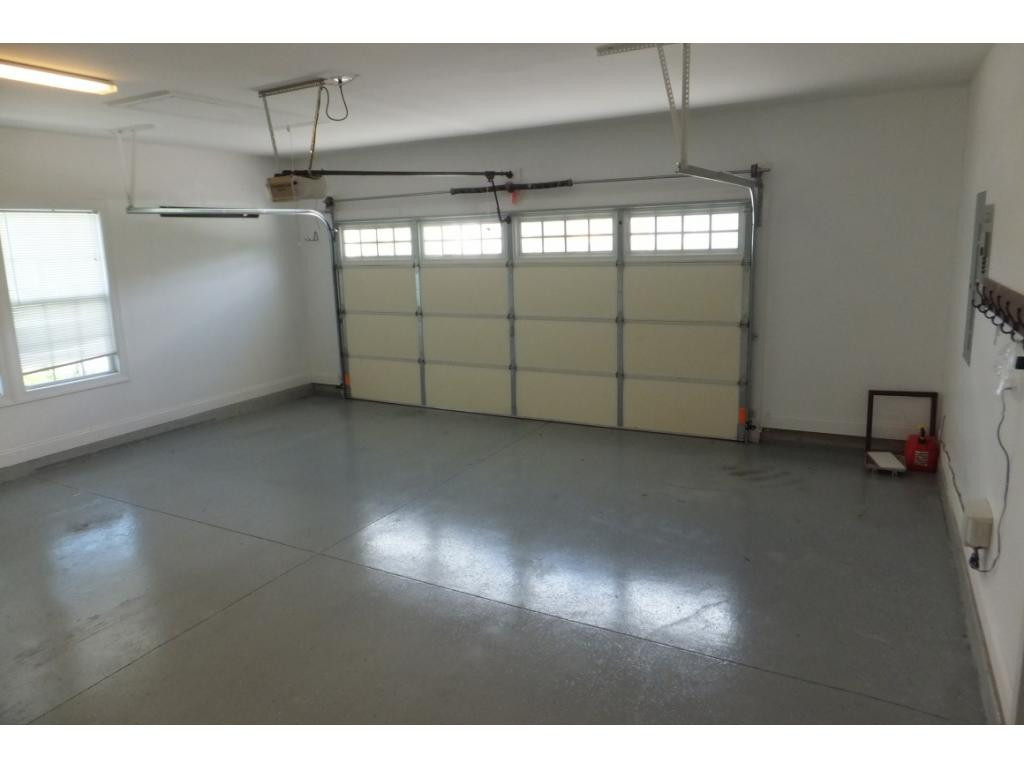 2432 Edinburgh Channel Road Kingsport, TN 37664 - Photo 33 of 34 Double Garge