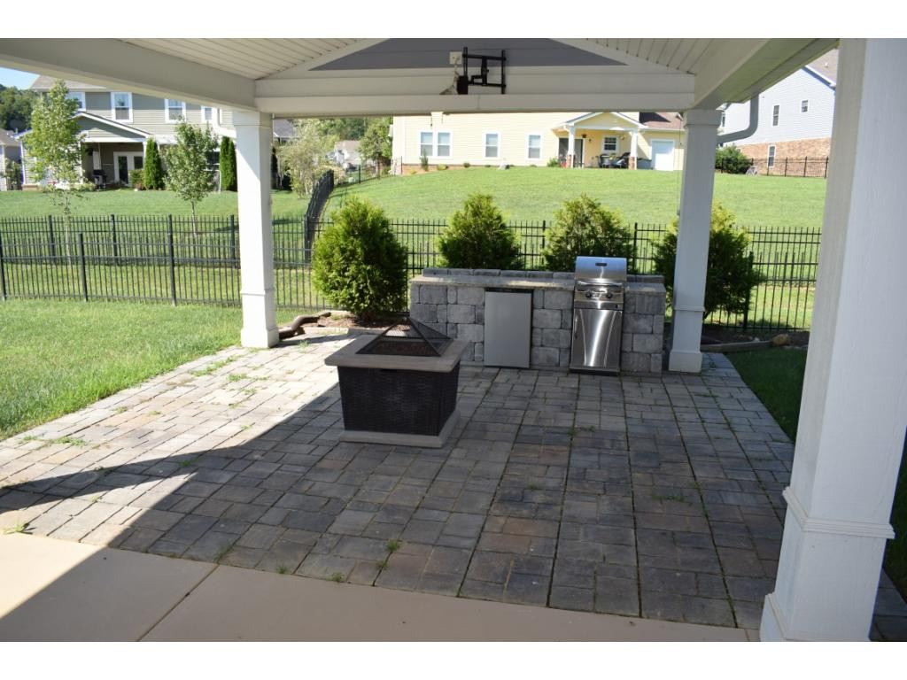 2432 Edinburgh Channel Road Kingsport, TN 37664 - Photo 9 of 34 Love the Outdoors