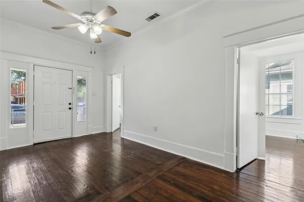 $2,100 | 820 West 10th Street, Dallas, TX 75208