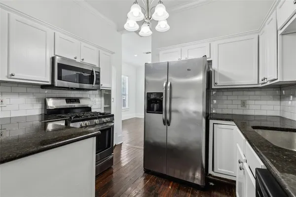$2,100 | 820 West 10th Street, Dallas, TX 75208