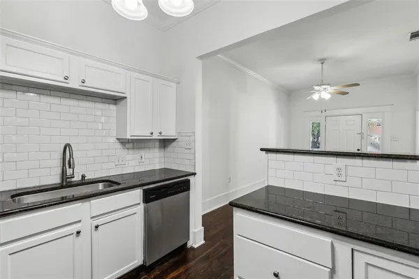 $2,100 | 820 West 10th Street, Dallas, TX 75208