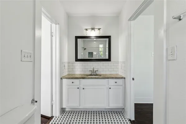 $2,100 | 820 West 10th Street, Dallas, TX 75208