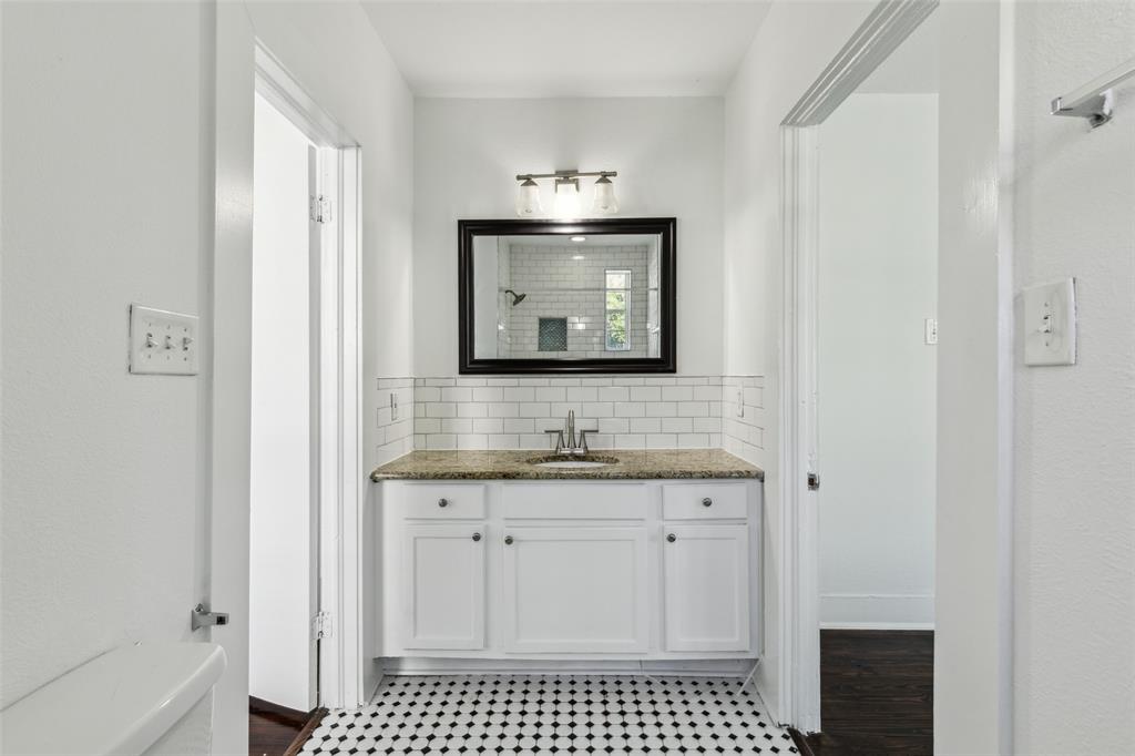 820 West 10th Street Dallas, TX 75208 - Photo 9 of 10 a bathroom with a sink a toilet and a mirror