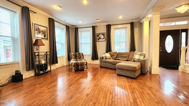 $2,895 | 76 Caroline Street, Unit 1, Saratoga Springs, NY 12866