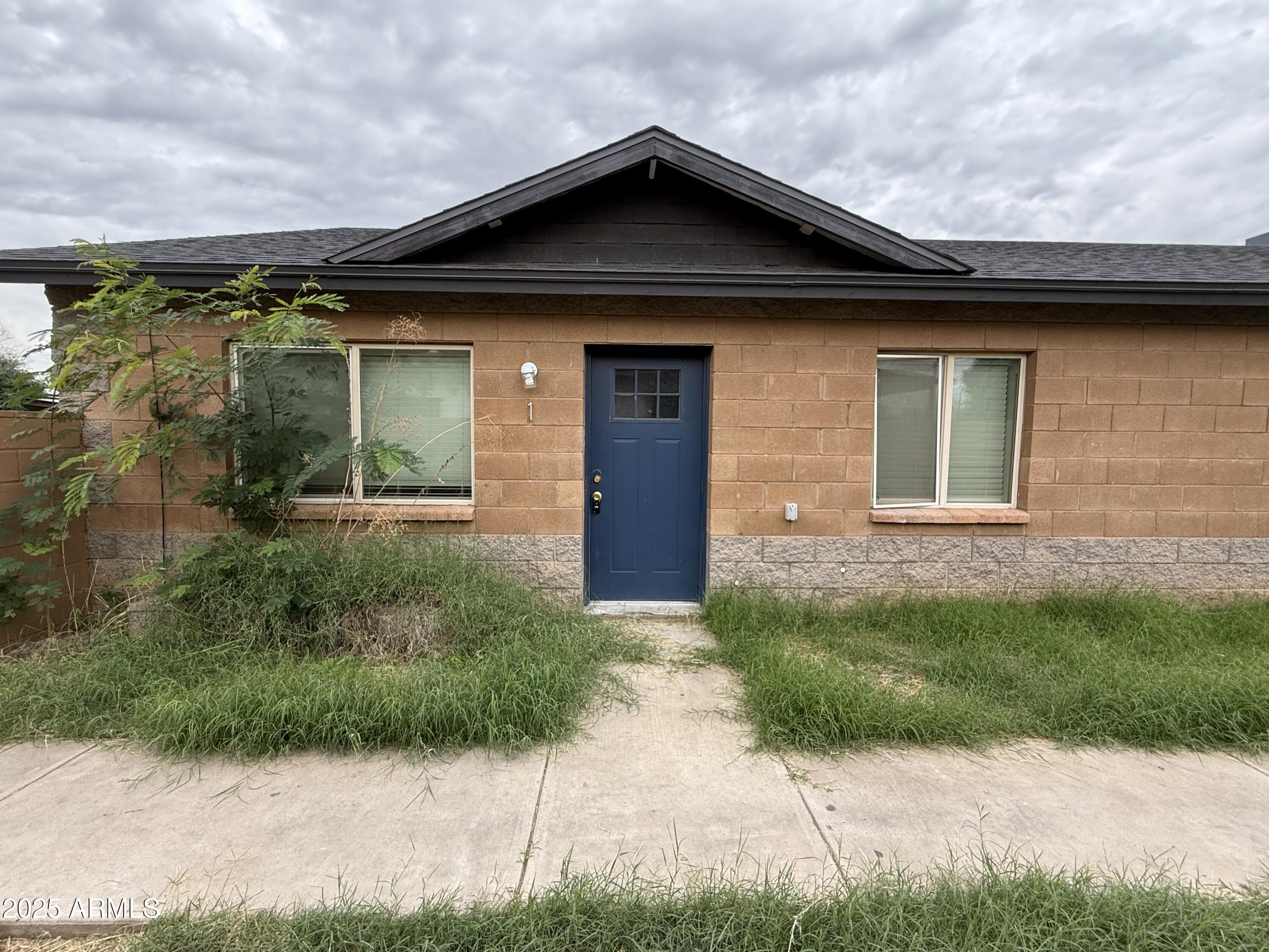1732 West Maricopa Street, Unit 1 Phoenix, AZ 85007 - Photo 24 of 30 a front view of a house with garden