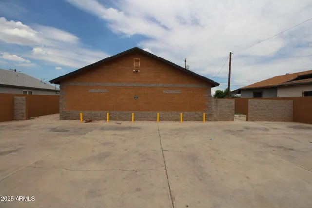 a view of a house with a backyard