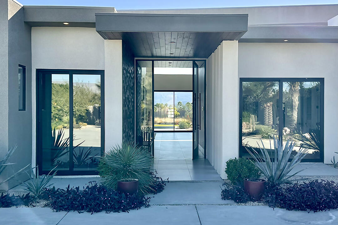 72145 Vía Vail Rancho Mirage, CA 92270 - Photo 5 of 68 a living room with furniture and potted plants