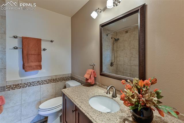 15445 Raton Road Colorado Springs, CO 80921 - Photo 25 of 46 Full guest bath on main level, fully remodeled with new vanity and granite countertops