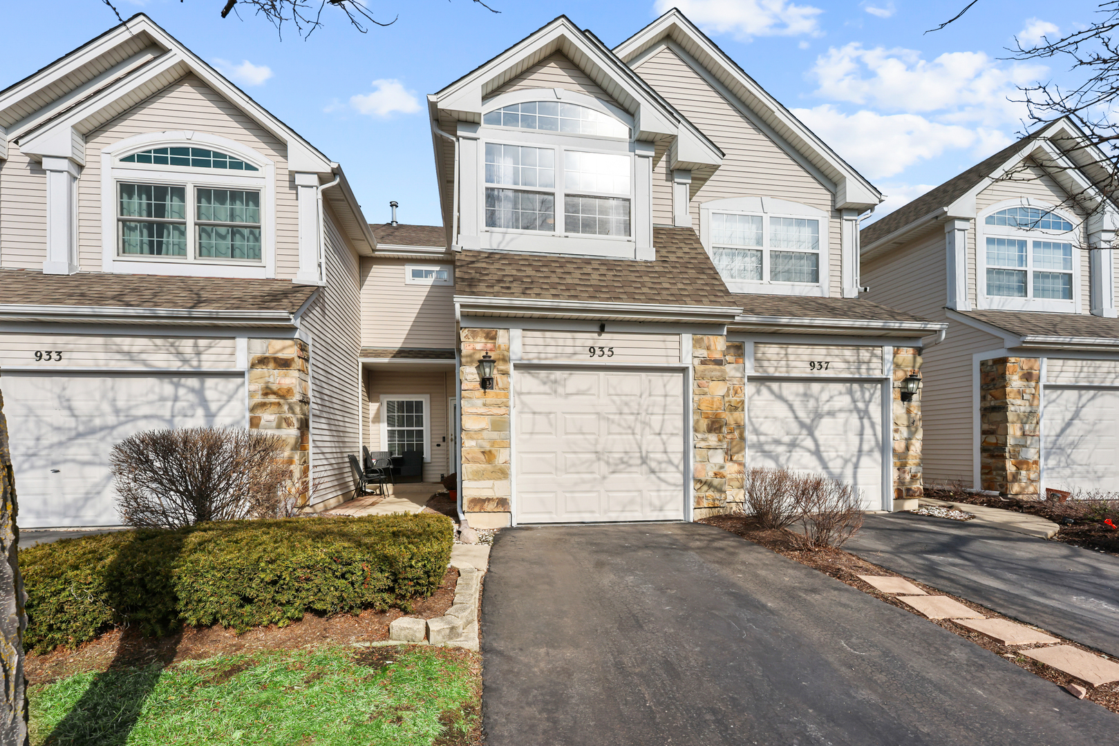 935 Viewpoint Drive Lake In The Hills, IL 60156 - Photo 2 of 27