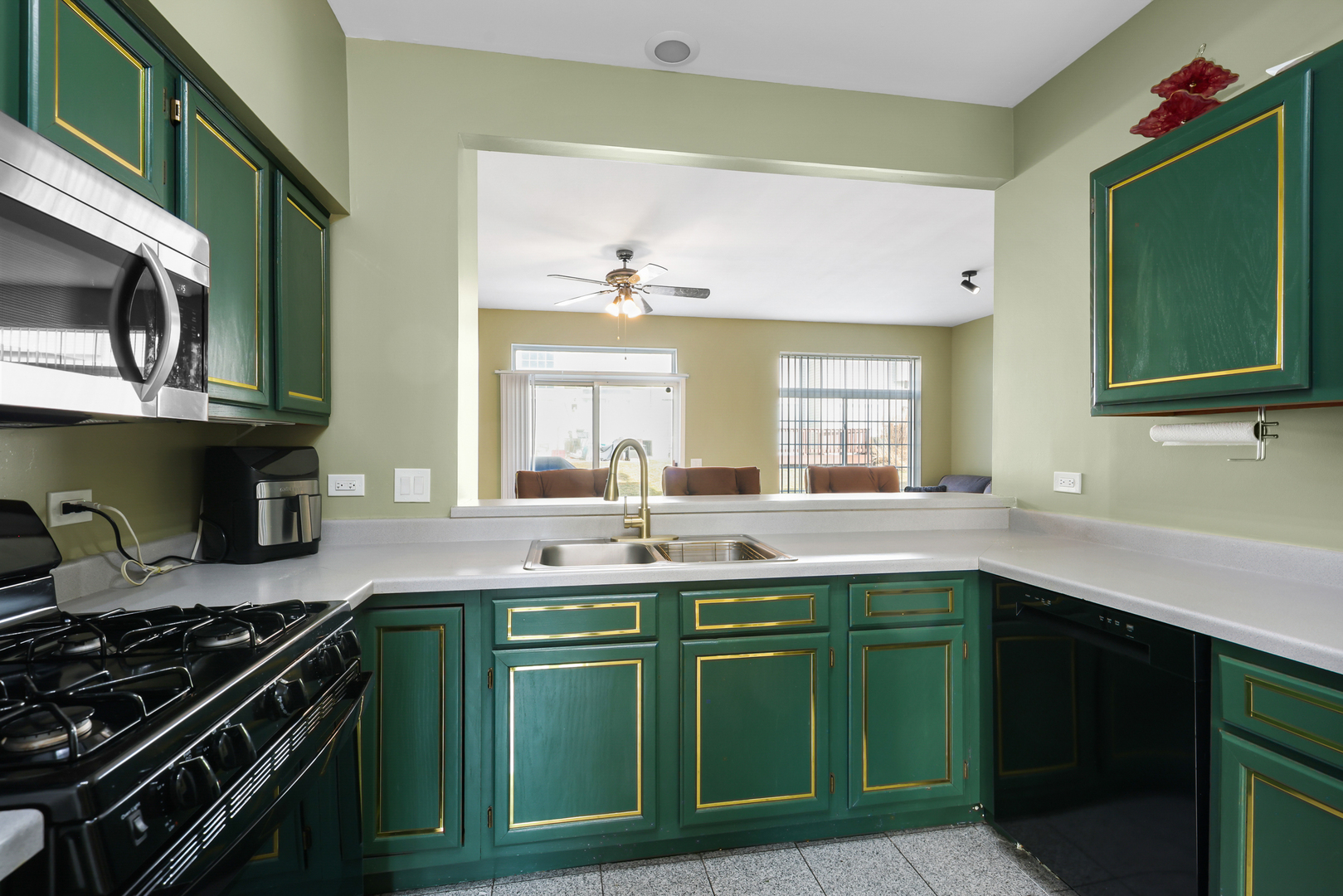 935 Viewpoint Drive Lake In The Hills, IL 60156 - Photo 6 of 27