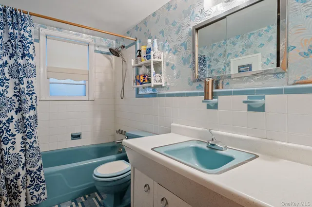 $899,000 | 179 California Place North, Island Park, NY 11558