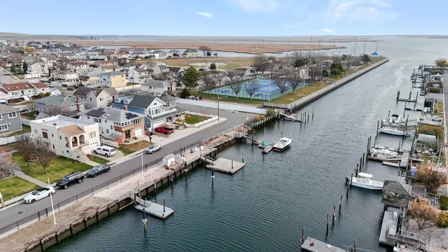 $899,000 | 179 California Place North, Island Park, NY 11558