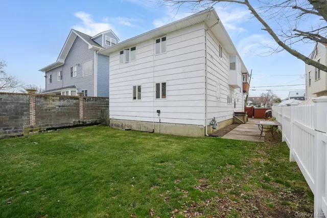 $899,000 | 179 California Place North, Island Park, NY 11558