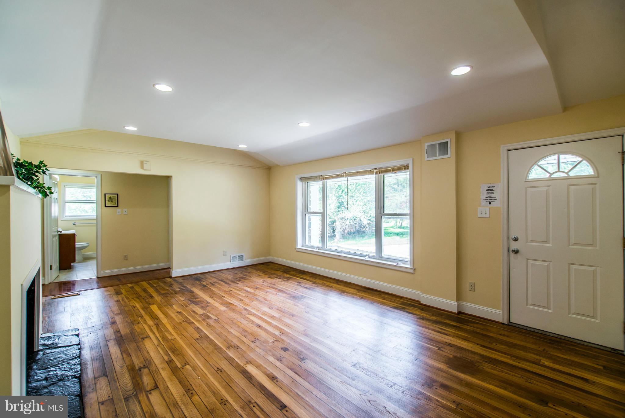 401 Southwest Drive Silver Spring, MD 20901 - Photo 5 of 30 Living Room