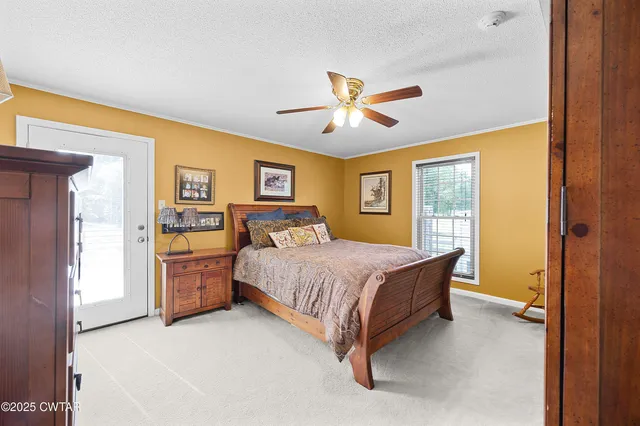 a en suite bathroom with a double vanity sink and a mirror