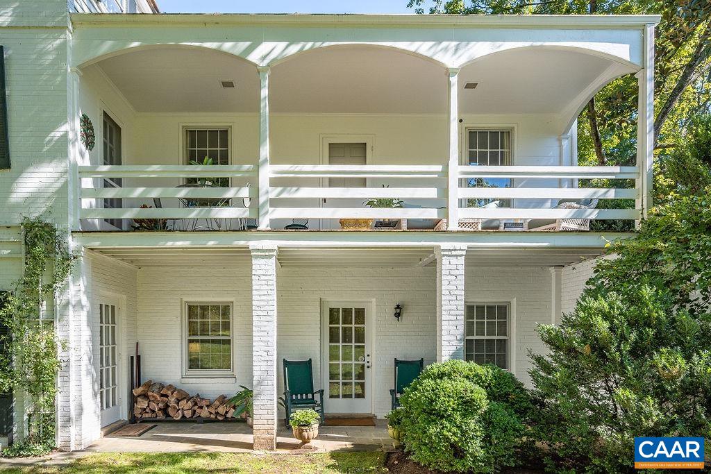 35 Old Farm Road Charlottesville, VA 22903 - Photo 4 of 44 front view of a building with a garden