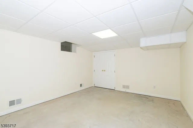 $895,000 | 5 Chrystal Drive, Lebanon, NJ 08833