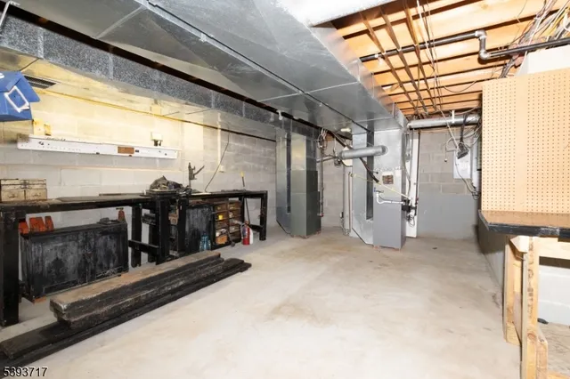 $895,000 | 5 Chrystal Drive, Lebanon, NJ 08833