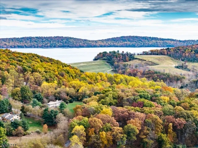 $895,000 | 5 Chrystal Drive, Lebanon, NJ 08833