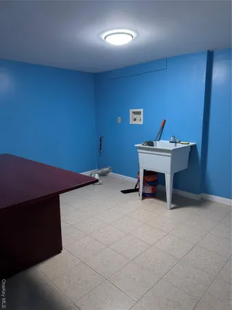 a view of a livingroom with furniture