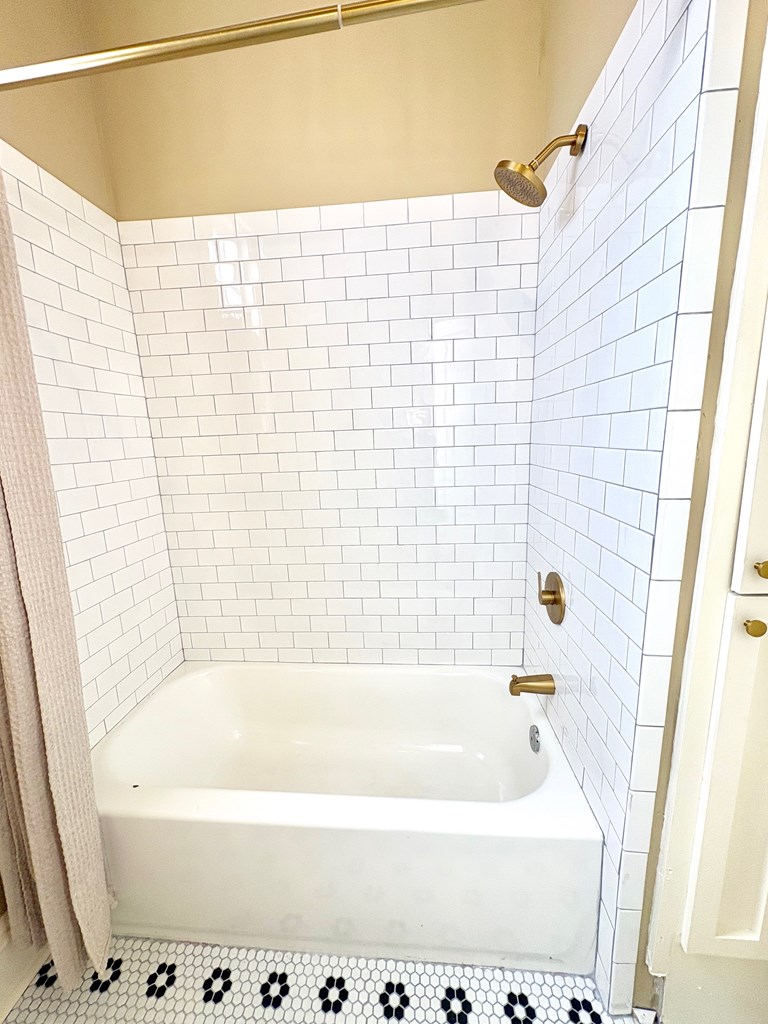 110 7th Street Columbus, GA 31901 - Photo 16 of 24 a bathroom with a bathtub